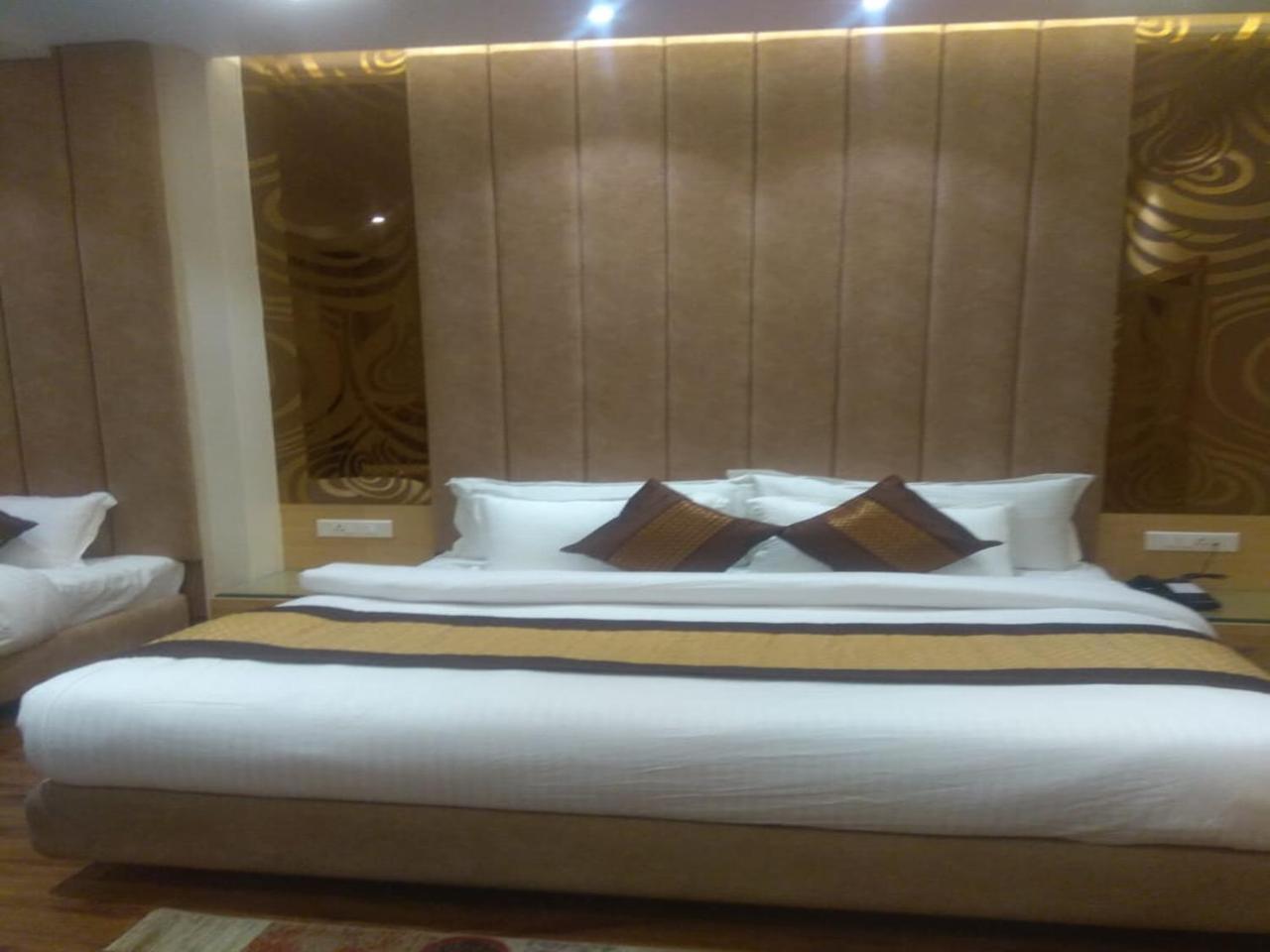 Csjs Inn By Krishna Group Of Hotels Αμριτσάρ Εξωτερικό φωτογραφία